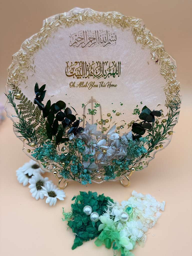 10-Inch Round Resin Plaque – Handcrafted Décor