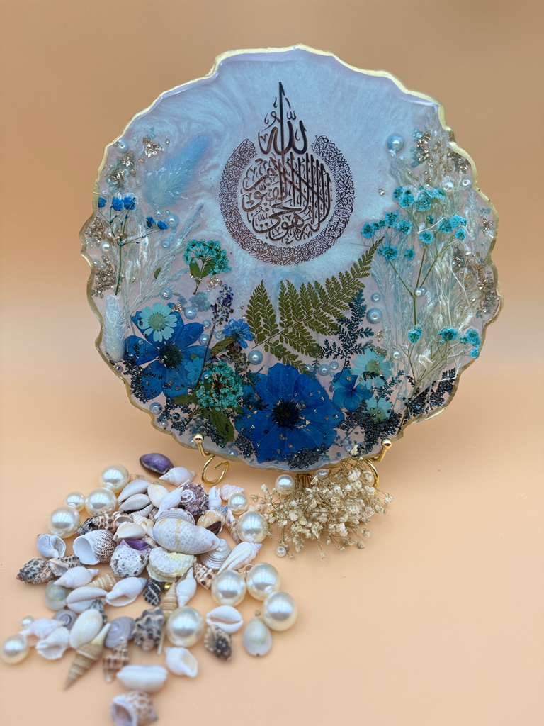 10-Inch Round Resin Plaque – Handcrafted Décor