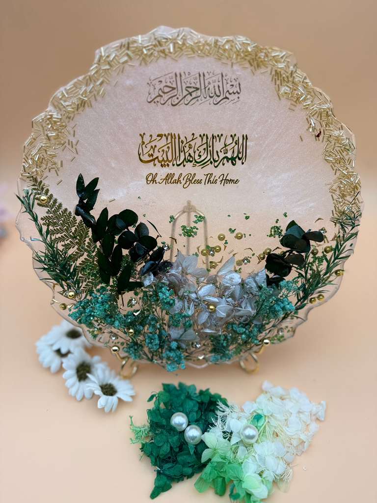 10-Inch Round Resin Plaque – Handcrafted Décor